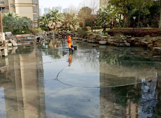 东坡景观池淤泥清理