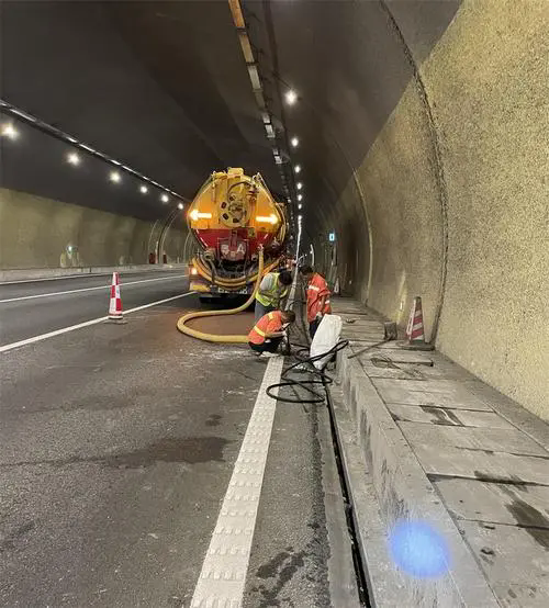 东坡隧道排水渠清淤